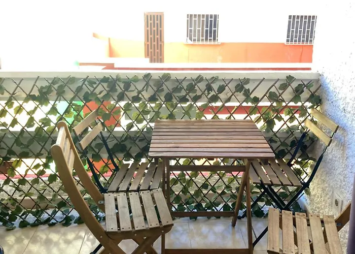 Intimate & Stylish With Balcony 아파트